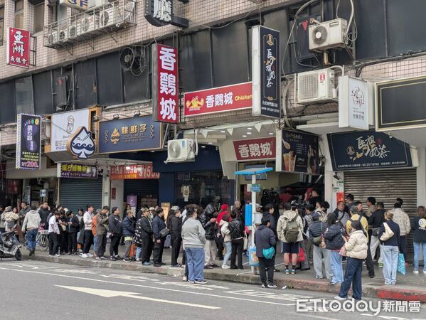 ▲香鷄城全新外帶店今開賣　她從桃園衝來搶頭香「早上10點就到」。（圖／記者黃士原攝）