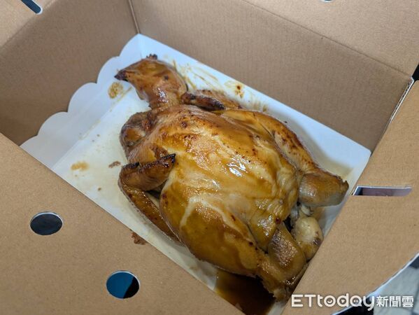 ▲香鷄城全新外帶店今開賣　她從桃園衝來搶頭香「早上10點就到」。（圖／記者黃士原攝）