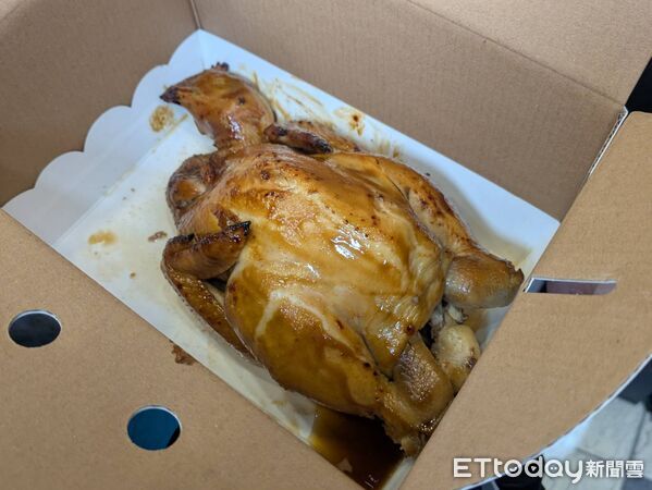 ▲香鷄城全新外帶店今開賣　她從桃園衝來搶頭香「早上10點就到」。（圖／記者黃士原攝）