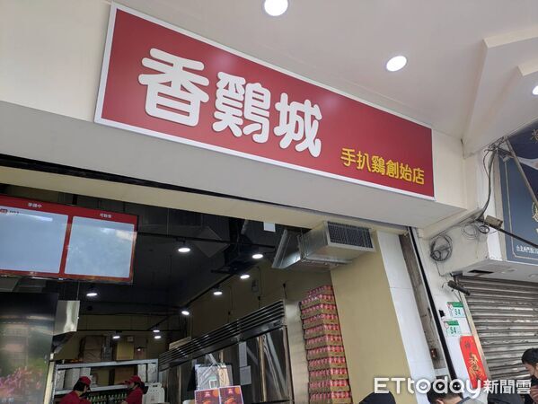 ▲香鷄城全新外帶店今開賣　她從桃園衝來搶頭香「早上10點就到」。（圖／記者黃士原攝）