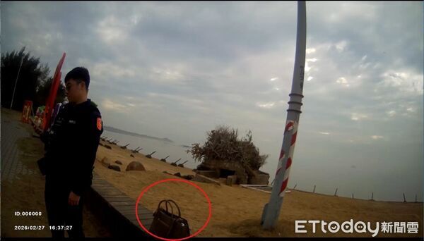 ▲▼證件財物都在手提包內，遺失急壞失主。（圖／金門縣警察局金城分局提供）