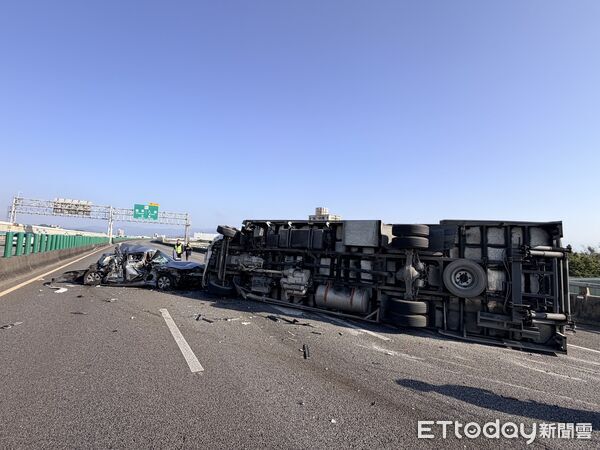 ▲國道2號東向16.7K處傳出7車追撞事故。（圖／記者沈繼昌翻攝）