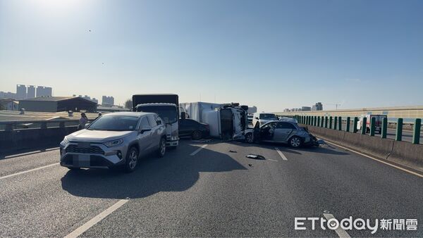 ▲國道2號東向16.7K處傳出7車追撞事故。（圖／記者沈繼昌翻攝）