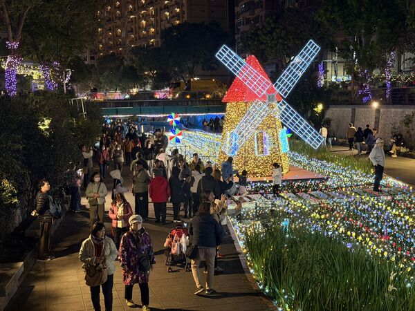 ▲新北市水利局3/14晚上6點於新莊中港廣場，加碼舉辦闖關遊戲，來現場報名，通過互動遊戲關卡「真情告白」、「濃情光翼」，就可以獲得限量「情侶拼圖鑰匙圈」 。（圖／新北市水利局提供）