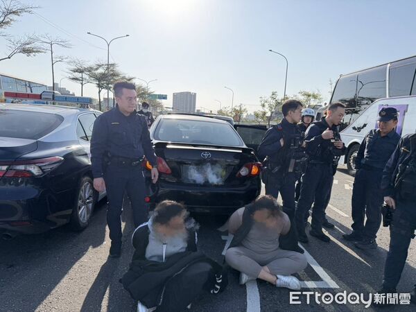 ▲ 桃園警方今（13日）下午攔截圍捕拒檢車輛，連開 4 槍制伏毒駕男子，並在車內搜出武士刀及毒品。（圖／記者沈繼昌翻攝）