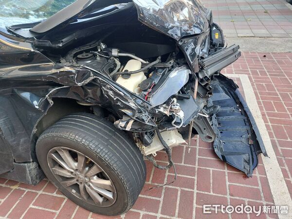 ▲ 桃園警方今（13日）下午攔截圍捕拒檢車輛，連開 4 槍制伏毒駕男子，並在車內搜出武士刀及毒品。（圖／記者沈繼昌翻攝）