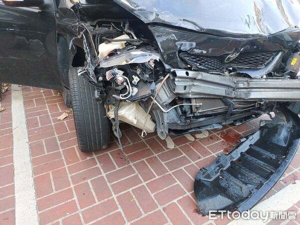 ▲ 桃園警方今（13日）下午攔截圍捕拒檢車輛，連開 4 槍制伏毒駕男子，並在車內搜出武士刀及毒品。（圖／記者沈繼昌翻攝）