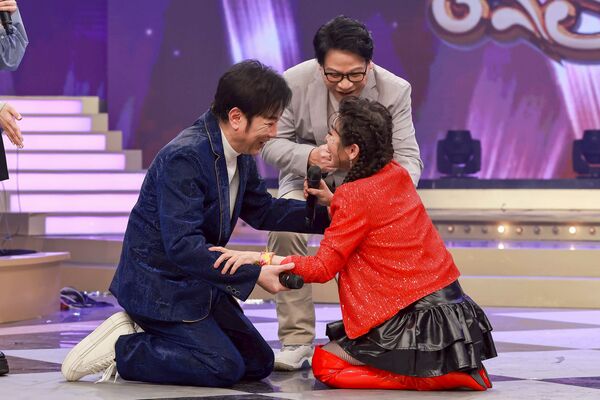 ▲王彩樺下跪想要唱歌，陽帆也無可奈何。（圖／民視提供）
