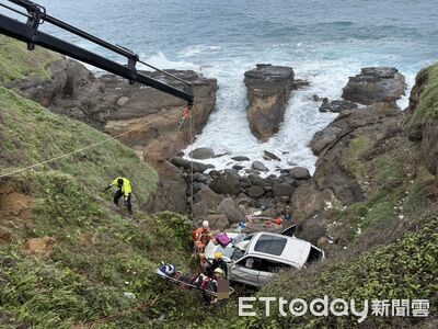 快訊／驚險畫面曝！瑞芳濱海墓園前自小客墜海　35歲男受困
