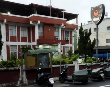 笨賊不甘心愛車被查扣！翻牆進警局開走藏墓園　這下慘了