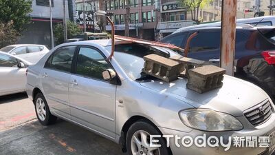 27歲妙齡女有夠醉！深夜抱4塊空心磚砸車　超慘畫面曝光