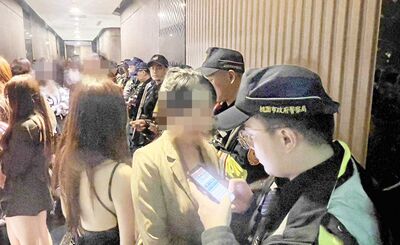 醉男腳癢踹車！17人當街大亂鬥打成一團　桃警雷霆專案立刻逮人