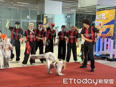 高雄車站變街舞聖地！插座地墊都免錢　超大鏡牆快來練舞功