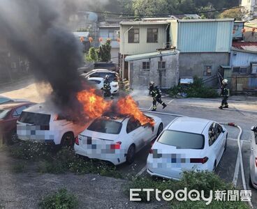 關渡宮旁賓士火燒車！恐怖烈焰黑煙狂竄　男子驚險獲救