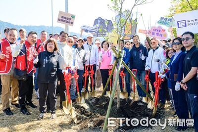 打造綠色城市　張善政偕企業植樹推動國產材永續利用
