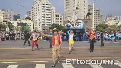 梅利號駛進高雄港！《航海王》萬人大集結　突現救護車「摩西分海」遊行急讓道