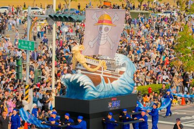 直擊／8萬人塞爆高雄港！號誌燈也變喬巴　《航海王》遊行「全球唯一拉布現身」