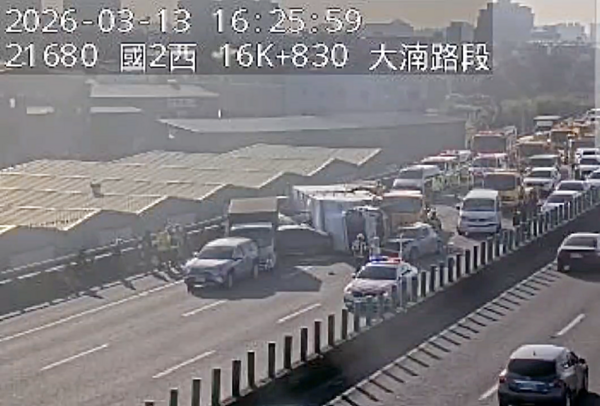 ▲國道2號東向16.7K處今天下午傳出7車追撞事故。（圖／翻攝國道即時路況）