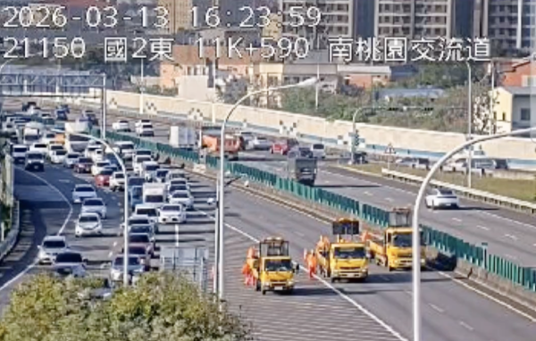 ▲國道2號東向16.7K處今天下午傳出7車追撞事故，國道警方一度封閉東向車道全力救援。（圖／翻攝國道即時路況）