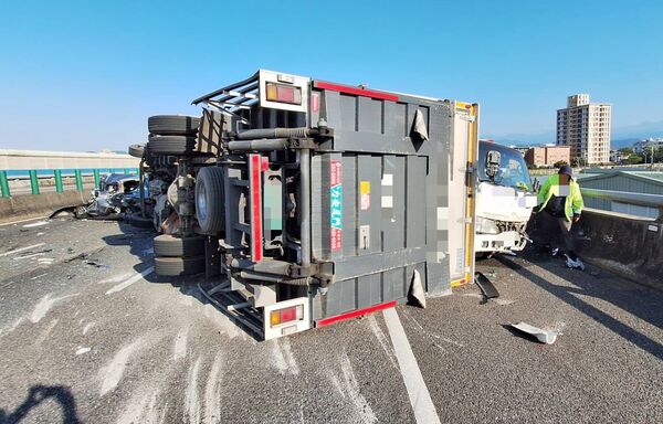 ▲國道2號東向16.7K處今天下午傳出7車追撞事故，肇事大貨車側翻。（圖／國道六隊提供）
