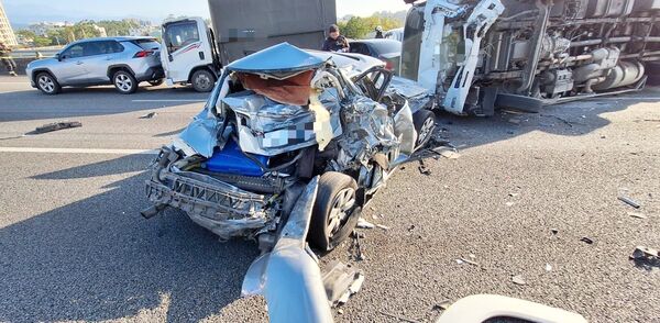 ▲國道2號東向16.7K處今天下午傳出7車追撞事故，被碰撞自小客車嚴重損毀。（圖／國道六隊提供）