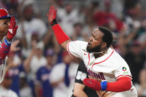 ▲多明尼加小葛雷諾（Vladimir Guerrero Jr.，右）在二局跑回得分後，與隊友羅德里奎茲（Julio Rodr&iacute;guez）慶祝。（圖／達志影像／美聯社）