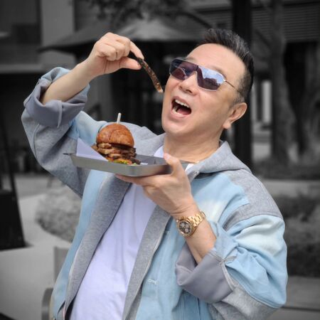 ▲▼30年前連鎖超商現煮咖啡廣告代言人是張晨光。（圖／翻攝自臉書）