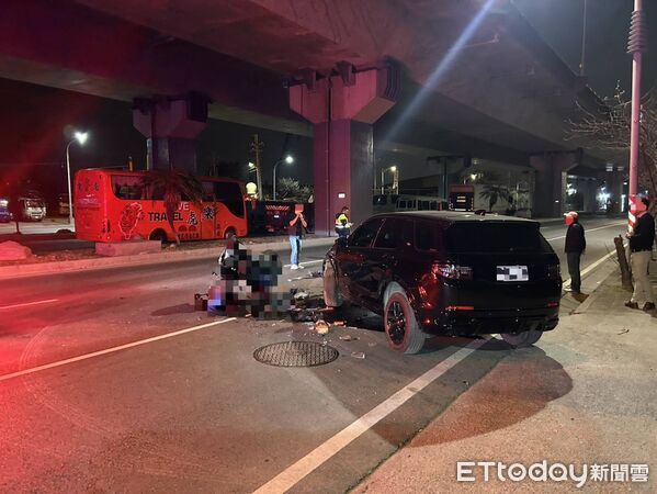 ▲▼Range Rover 休旅車從路邊起步撞上機車騎士。（圖／記者許宥孺翻攝）