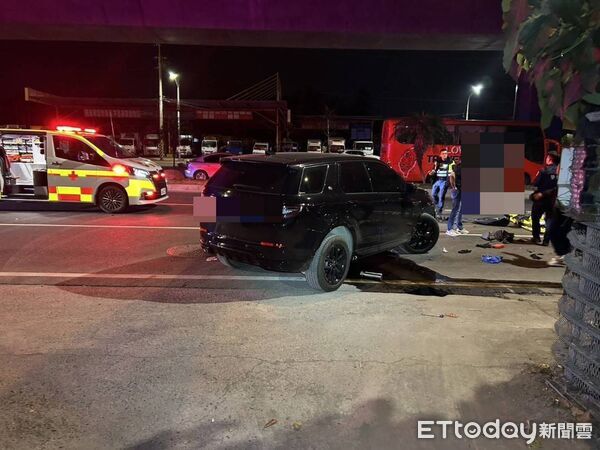 ▲▼Range Rover 休旅車從路邊起步撞上機車騎士。（圖／記者許宥孺翻攝）