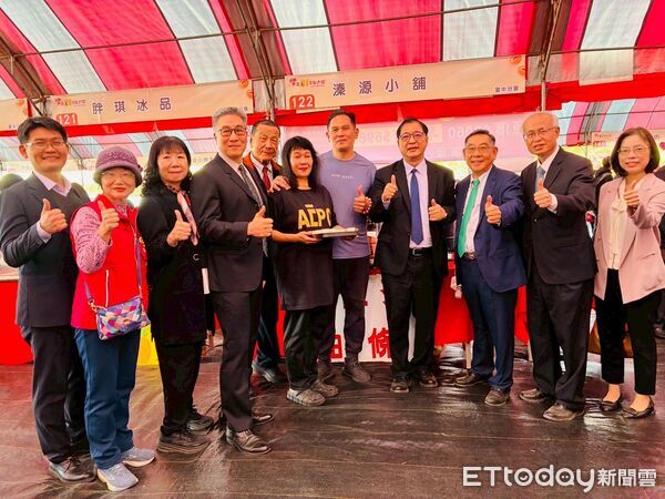 ▲▼阿源與小溱共同經營「古早味杏仁茶溱源小舖」，在今年的更生年貨大街。（圖／臺灣更生保護會提供）