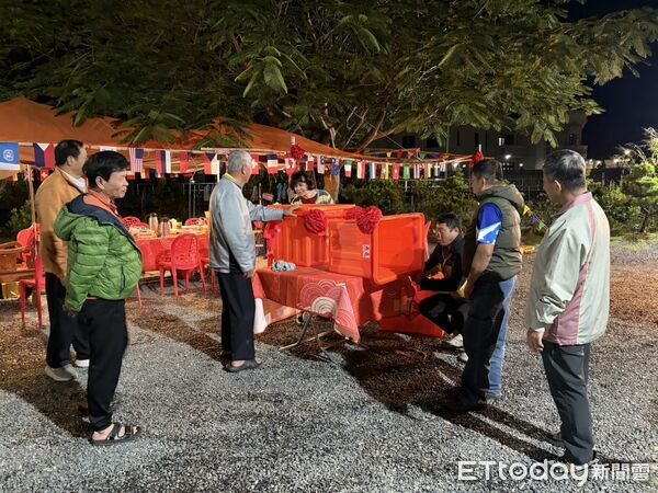▲溫府德修共和協會人員準備「蟠桃會」用禮箱 。（圖／記者陳崑福攝）