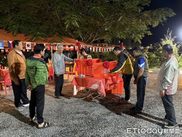 ▲溫府德修共和協會人員準備「蟠桃會」用禮箱 。（圖／記者陳崑福攝）