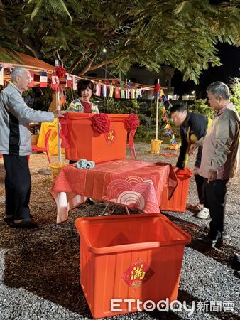 ▲溫府德修共和協會人員準備「蟠桃會」用禮箱 。（圖／記者陳崑福攝）