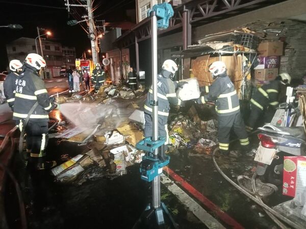▲彰化大村鄉民宅堆滿紙箱竄大火，消防搶救。（圖／記者唐詠絮翻攝）