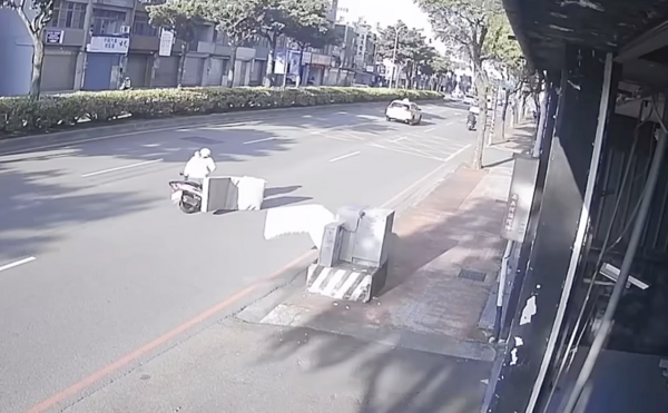 ▲桃園市楊姓女子昨天下午騎車行經中壢區中華路時，路旁床墊被瞬間強風吹落至路上，楊女閃避不及被碰撞倒地。（圖／翻攝自臉書《內壢大小事》）