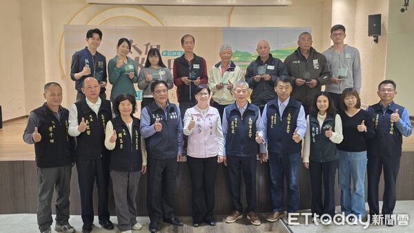 ▲▼     嘉義太保市今（13）日舉辦年度傑出農民表揚大會，明星空少返鄉從農 代父受獎。（圖／記者翁伊森攝）