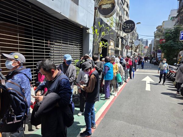 ▲巫苡萱(中)、Kapo(左)、Nabi373現身發雞排 。（圖／記者葉文正攝）