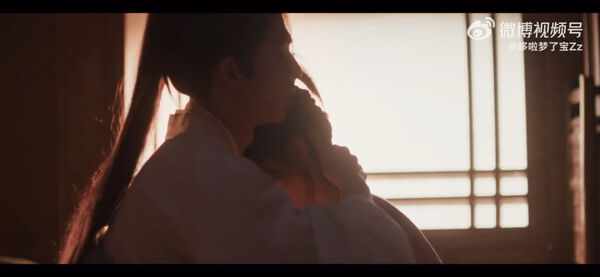 ▲刮痧戲田曦薇絕美線條若隱若現。（圖／翻攝自微博）