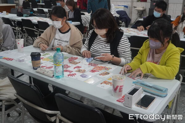 ▲南分署YS舉辦「親子職涯研究室」，透過牌卡與對話引導親子探索興趣與學群方向。（記者林東良翻攝，下同）