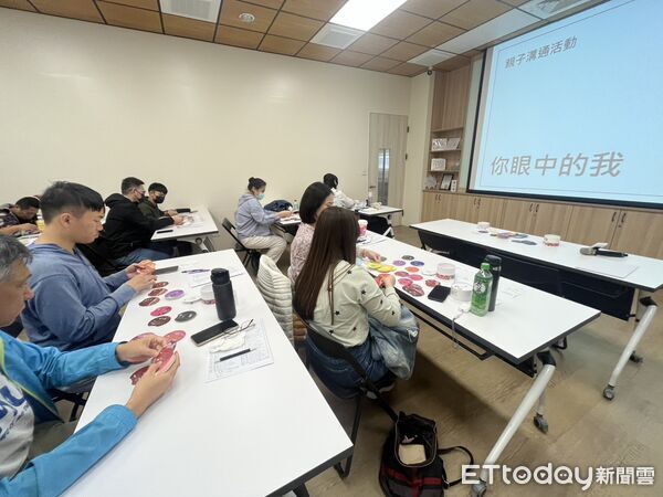 ▲南分署YS舉辦「親子職涯研究室」，透過牌卡與對話引導親子探索興趣與學群方向。（記者林東良翻攝，下同）