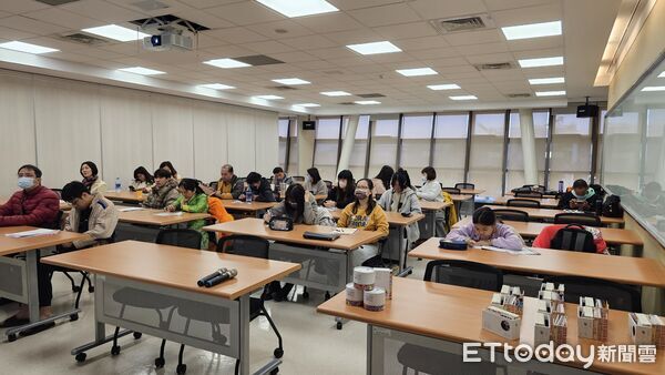 ▲南分署YS舉辦「親子職涯研究室」，透過牌卡與對話引導親子探索興趣與學群方向。（記者林東良翻攝，下同）