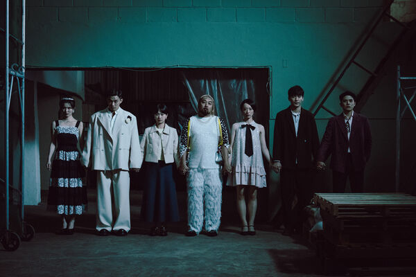 ▲《死亡之握：鬼牽手》眾人陷入死亡迴戰，（左起）睦媄、初孟軒、嚴正嵐、涂善存。（圖／網銀提供）