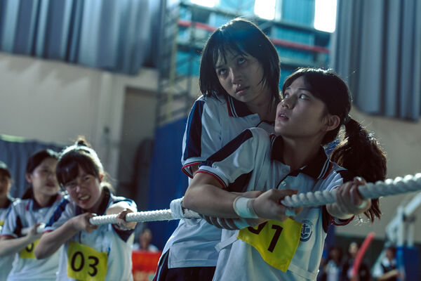 ▲《死亡之握：鬼牽手》眾人陷入死亡迴戰，（左起）睦媄、初孟軒、嚴正嵐、涂善存。（圖／網銀提供）