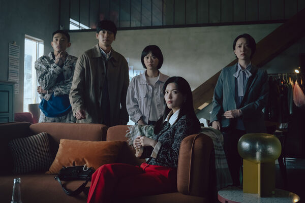 ▲《死亡之握：鬼牽手》眾人陷入死亡迴戰，（左起）睦媄、初孟軒、嚴正嵐、涂善存。（圖／網銀提供）