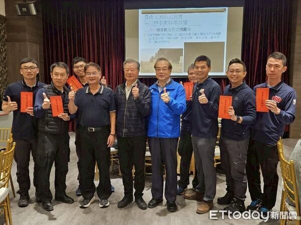 ▲台南市消防之友會第四辦事處舉辦會員大會暨聯誼餐敘，頒贈新任顧問聘書並表揚消防同仁。（記者林東良翻攝，下同）