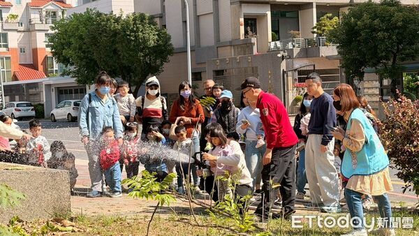 ▲台南市東區親子悠遊館帶領20組親子家庭參訪後甲消防分隊，近距離認識消防車與救災設備。（記者林東良翻攝，下同）