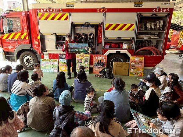 ▲台南市東區親子悠遊館帶領20組親子家庭參訪後甲消防分隊，近距離認識消防車與救災設備。（記者林東良翻攝，下同）