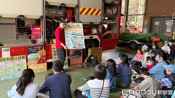 ▲台南市東區親子悠遊館帶領20組親子家庭參訪後甲消防分隊，近距離認識消防車與救災設備。（記者林東良翻攝，下同）