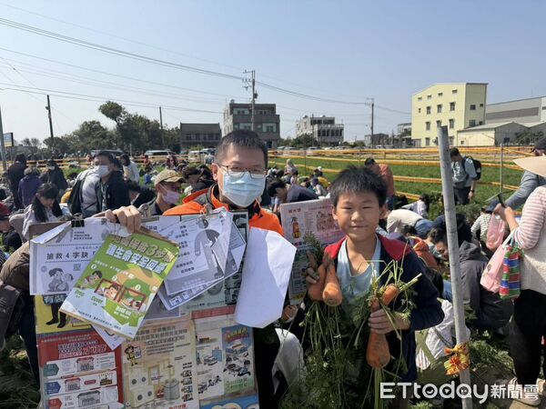 ▲台南市消防局結合木棉花季設置宣導攤位，向民眾推廣防火與防災觀念。（記者林東良翻攝，下同）