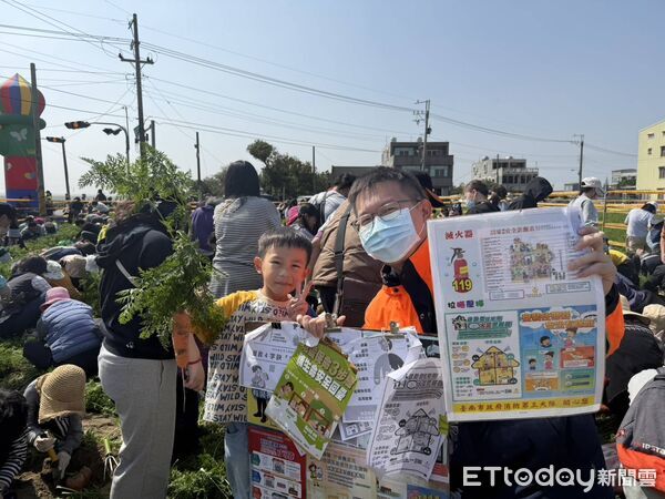 ▲台南市消防局結合木棉花季設置宣導攤位，向民眾推廣防火與防災觀念。（記者林東良翻攝，下同）
